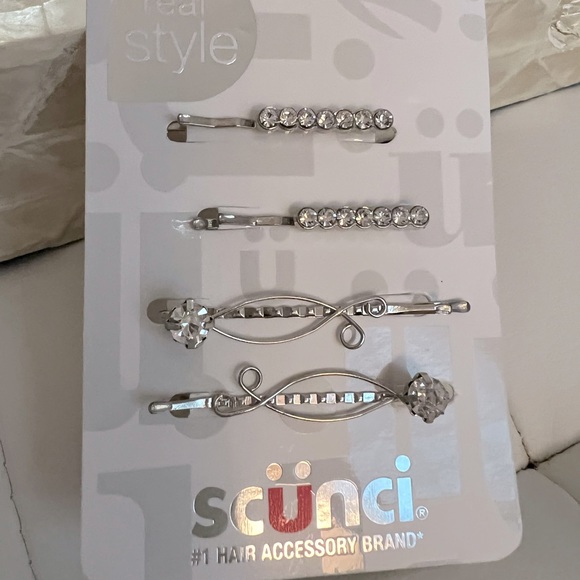 🐳BRAND NEW IN PACKAGE 2 decorative Bobby Pins🐳 - Picture 3 of 5